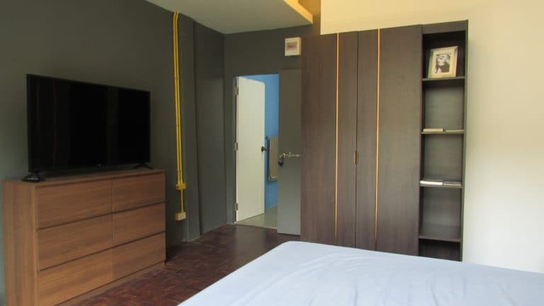 Home Stay 10 a bedroom with a bed, dresser and television