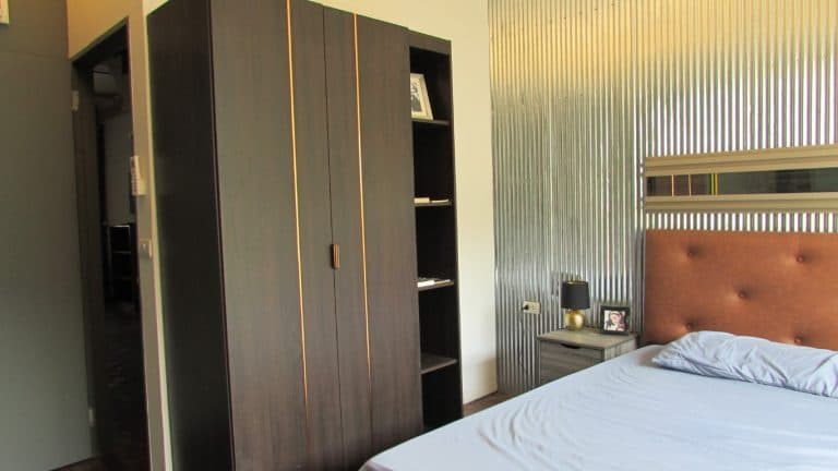 Home Stay 8 a bedroom with a bed, bookcase and closet